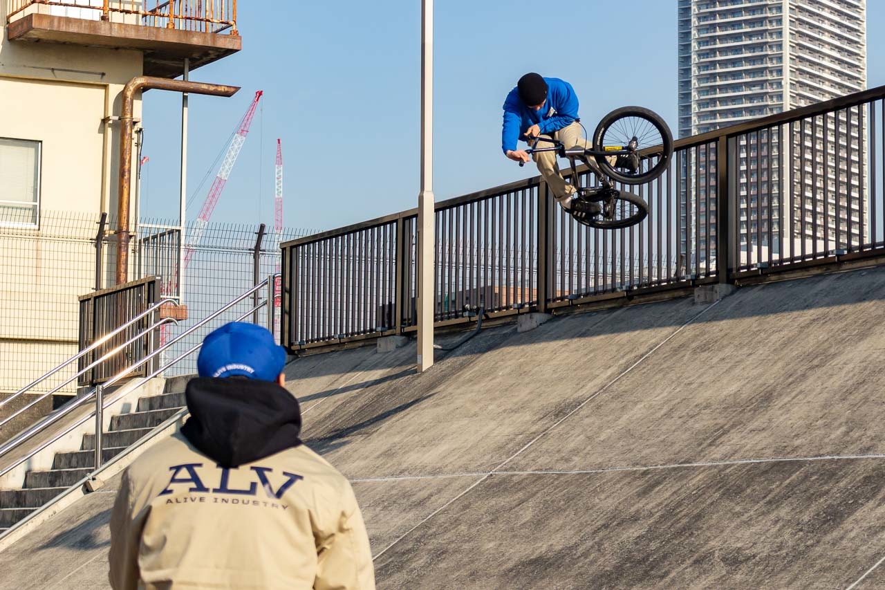 Accorcrow Crew Neck Alive Industry ウェアー Bmx専門のzen Distribution Bmx ライダーが本物のbmxを伝える輸入代理店
