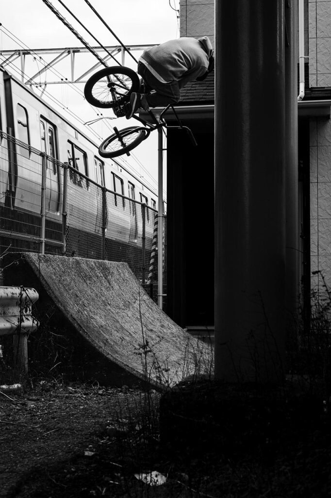 Toboggan in front of rail line<br />PHOTO : Tomotaka Yoshitani